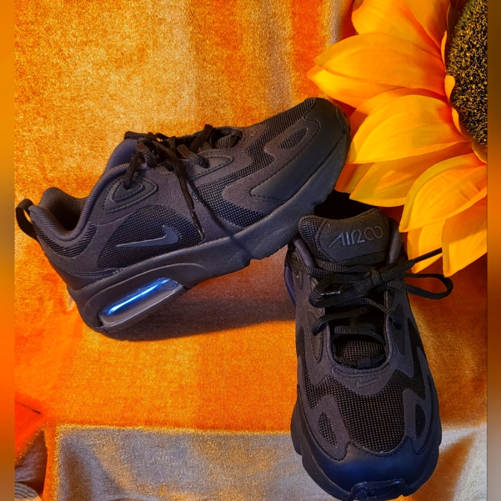 Black Nike Air Max 200 Kids 4.5 or Women's 6